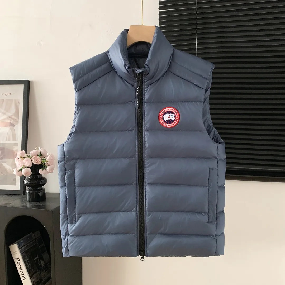Style number: Y 77 Canadian brand Canada Goose men's and women's CROFTON lightweight down vest 2229M DWR water-repellent treatment Wind Wall windproof fabric Filled with down content Original mold opening Details one-to-one production Beautiful upper body effect Exclusively available on the Xiaohongshu purchasing platform The highest version on the market Sizes: XS S M L XL XXL